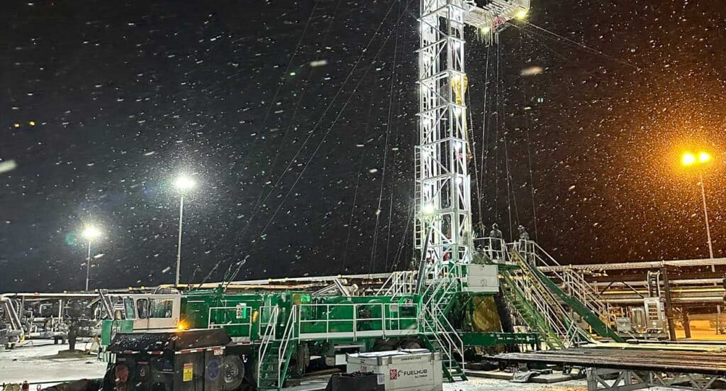 Oil rig drilling platform in snowy night, REIC Rentals industrial equipment, winter drilling site,夜间夜景场景.
